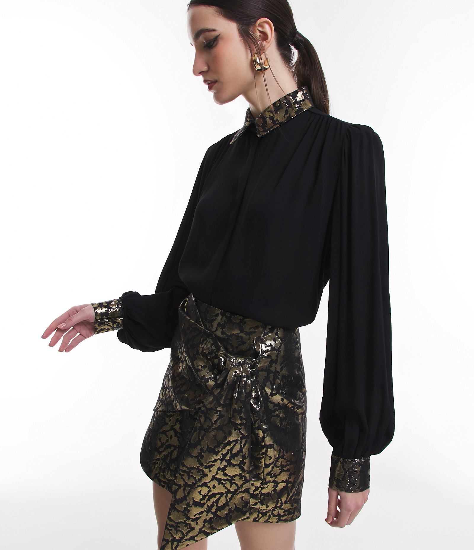 Saia Curta em Jacquard com Cós Diferenciado e Drapeado Lateral Dourado/ Preto 2