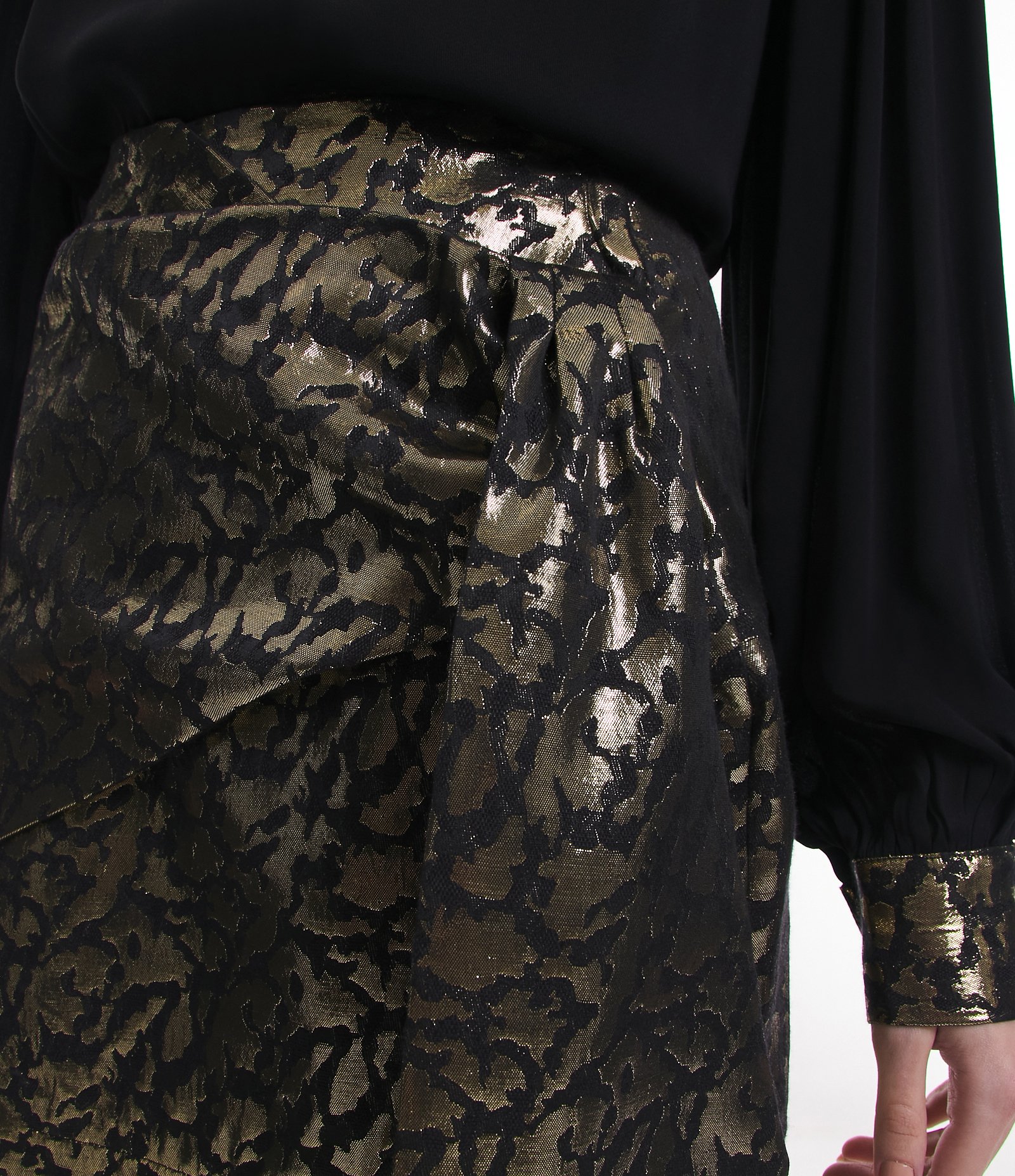 Saia Curta em Jacquard com Cós Diferenciado e Drapeado Lateral Dourado/ Preto 4