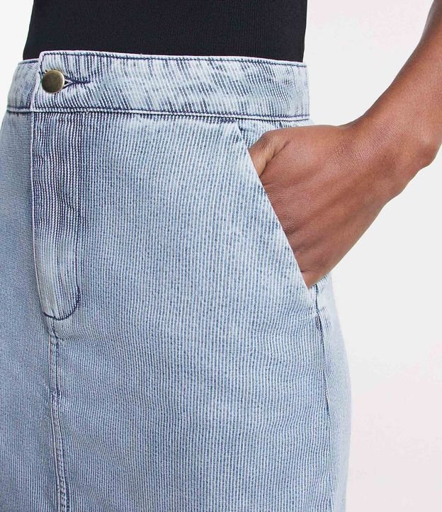 Saia Curta em Jeans com Fio Tinto Listrado e Bolsos Azul 4