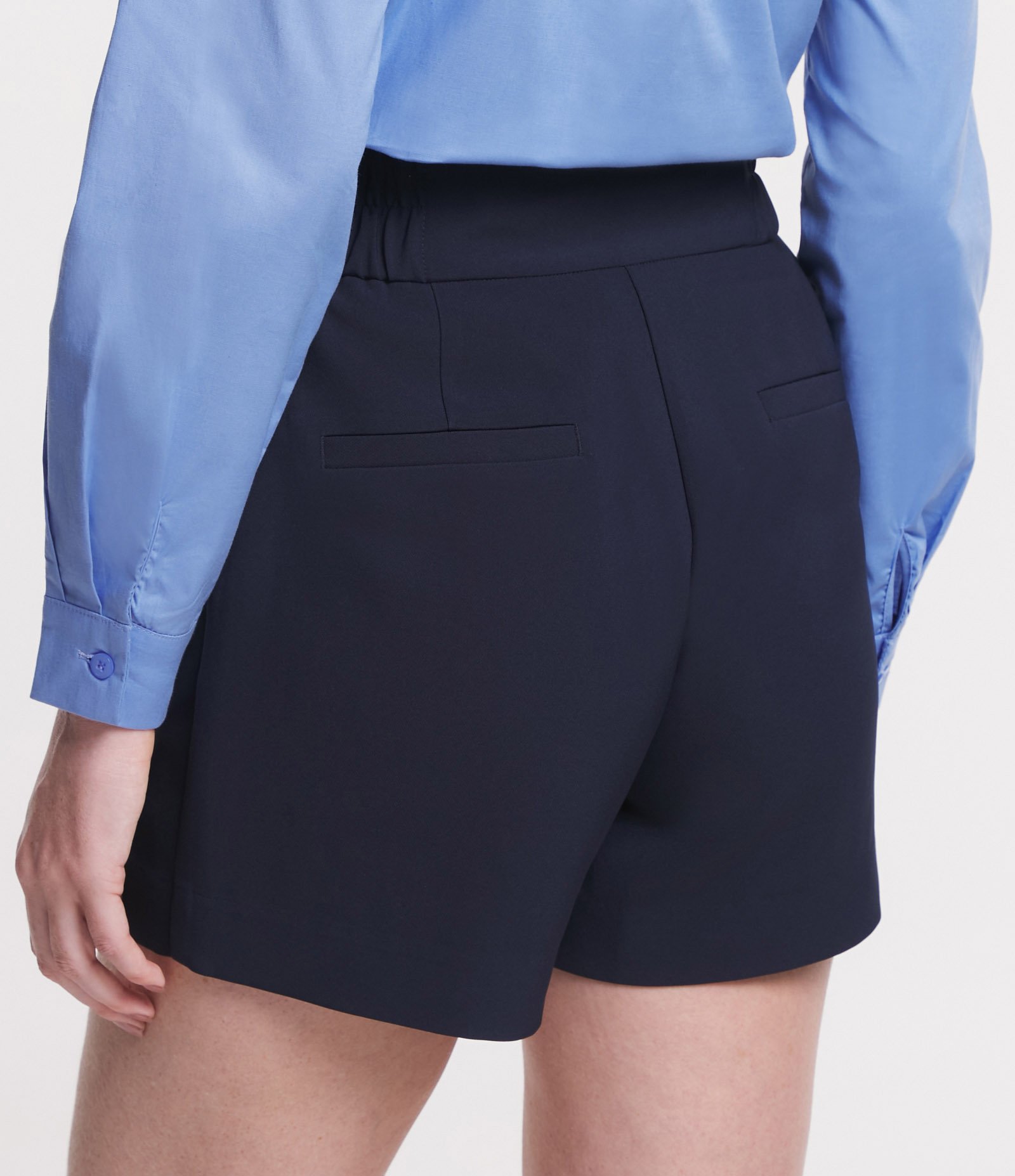 Short Alfaiatado com Cós Elástico e Abotoamento Duplo 3