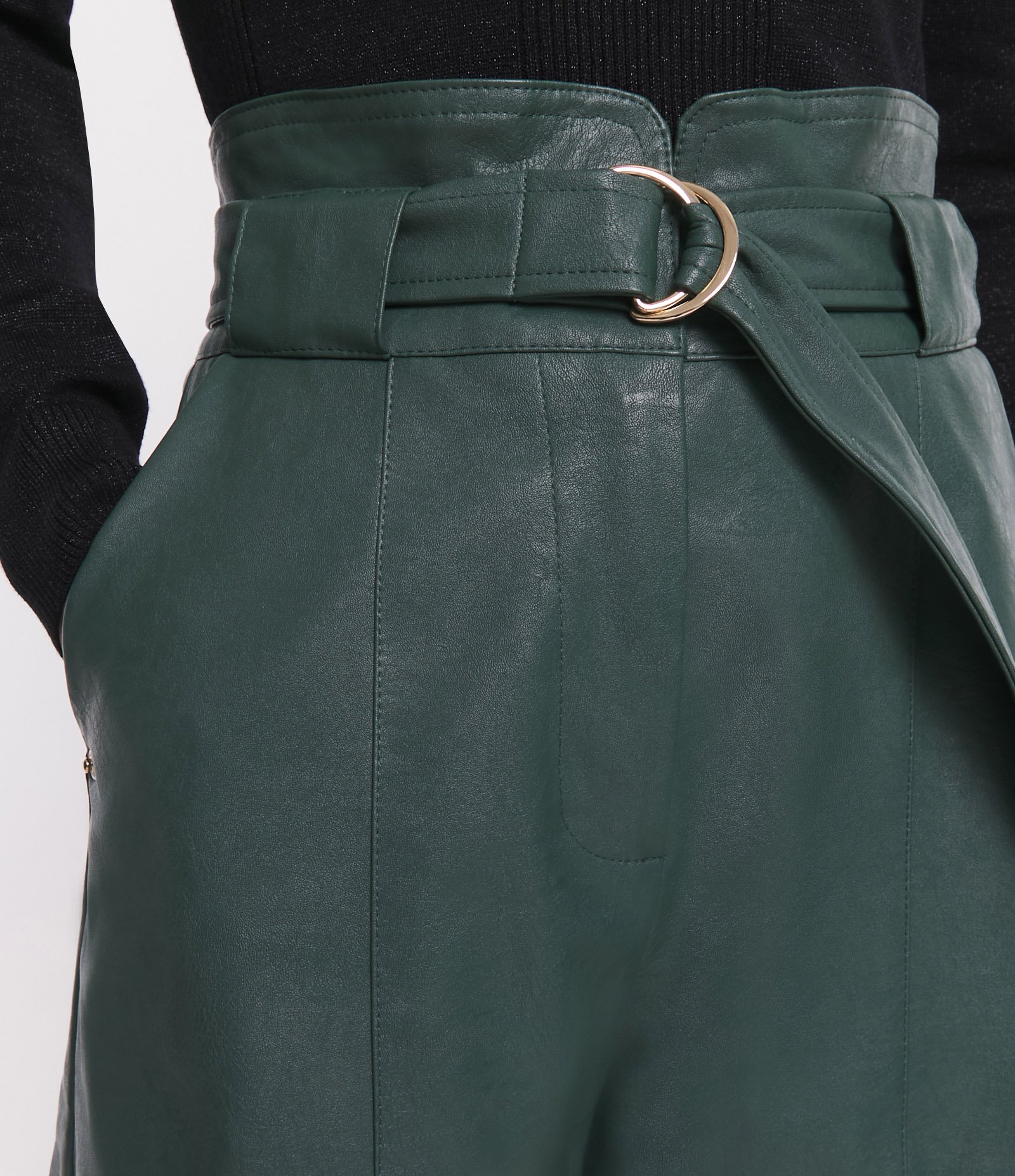 Short Clochard com Cinto e Fivela Verde 5
