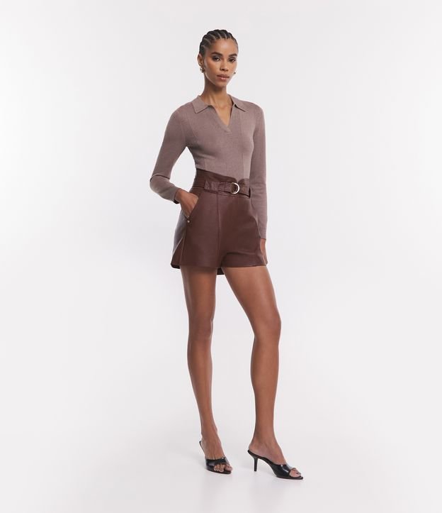 Short Clochard em Material Sintético com Cinto Fivela