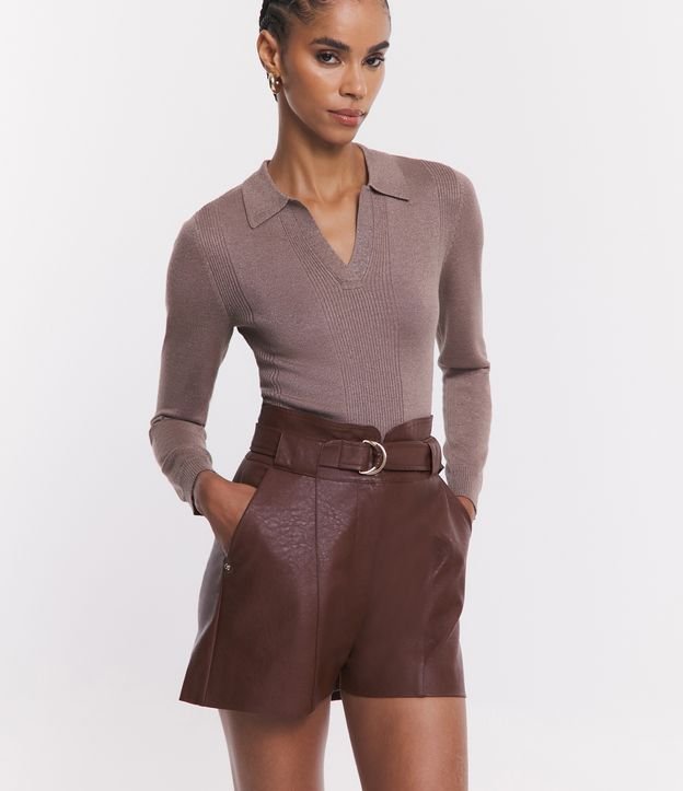 Short Clochard em Material Sintético com Cinto Fivela