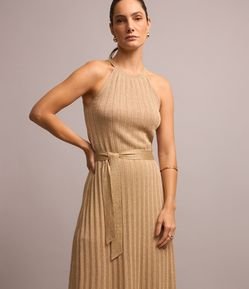 Vestido Midi Evasê Sem Manga em Viscose Brilhante com Cinto e Pregas