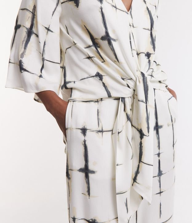 Blusa Manga 3/4 en Viscosa con Lazo y Estampa de Cuadros Manchados Off White 6