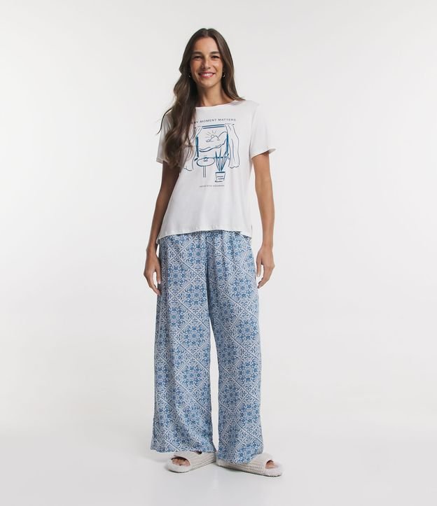 Pijama Longo em Viscolycra com Calça Ampla e Estampa Vista da Janela e Arabescos Branco/ Azul 1