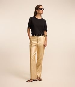 Calça Reta em Material Sintético com Efeito Metalizado