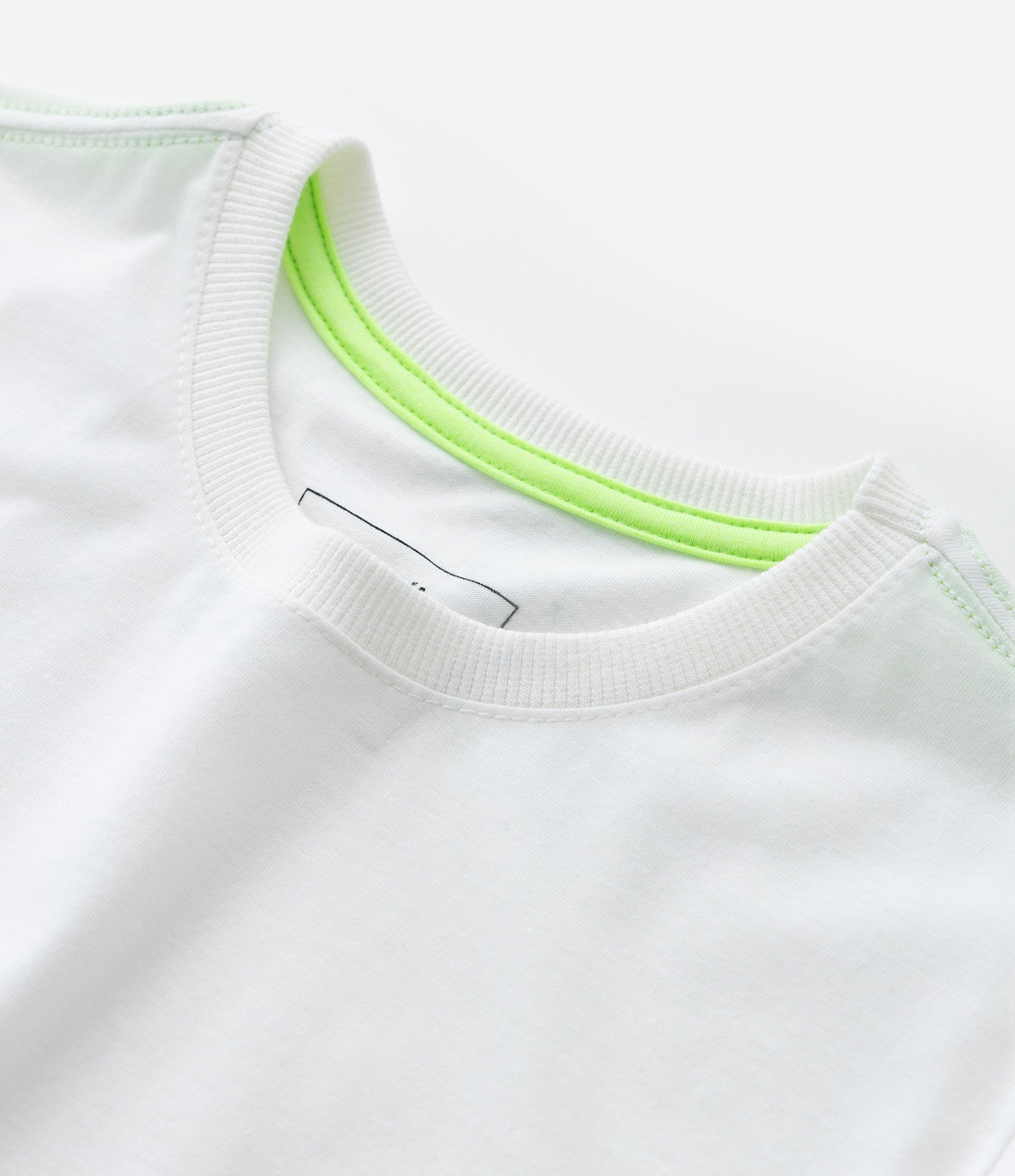 Camiseta Infantil com Recorte Bloco de Cor e Estampa Nasa - Tam 7 a 14 Anos Branco/Cinza 4