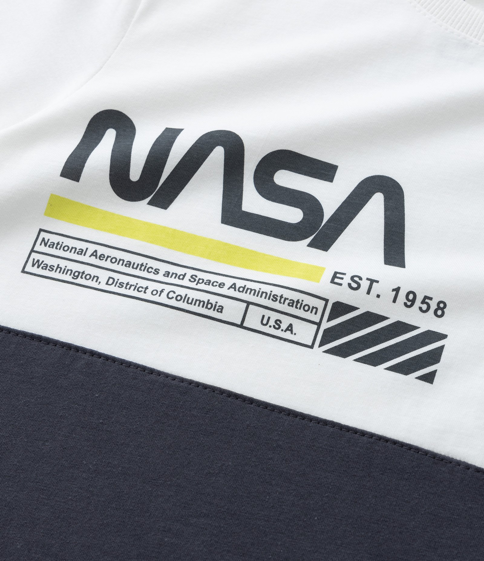 Camiseta Infantil com Recorte Bloco de Cor e Estampa Nasa - Tam 7 a 14 Anos Branco/Cinza 5