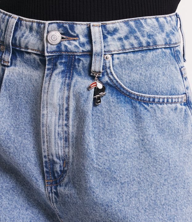 Short Baggy em Jeans com Pences e Pingente de Tucaninho Azul 4