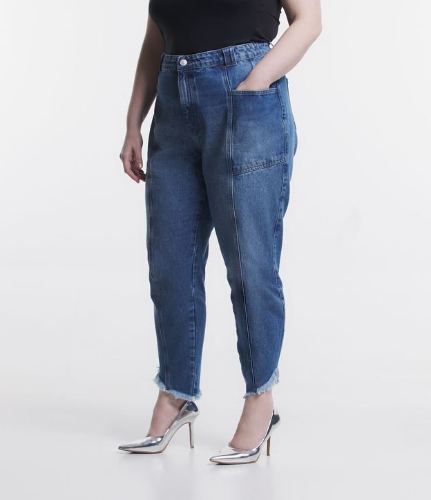 Calça Mom Jeans com Bolso Cargo e Barra Assimétrica a Fio Curve & Plus Size Azul 2