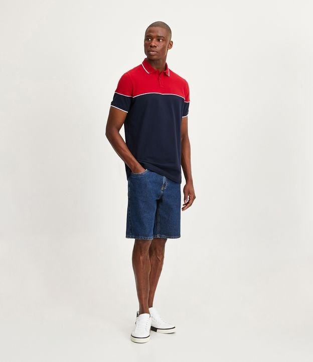 Polo Regular em Malha Piquet com Blocos de Cor e Friso Contrastante