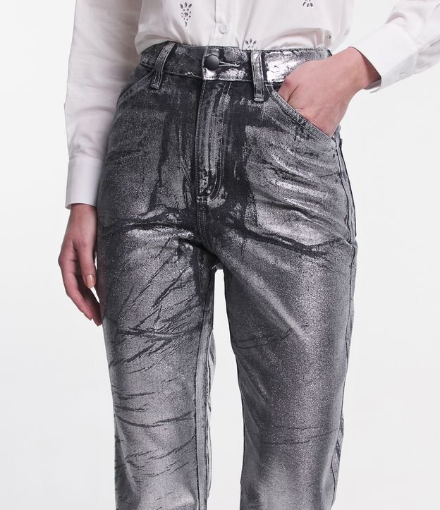 Calça Reta Cintura Alta em Jeans Metalizado com Bolsos Prata 4