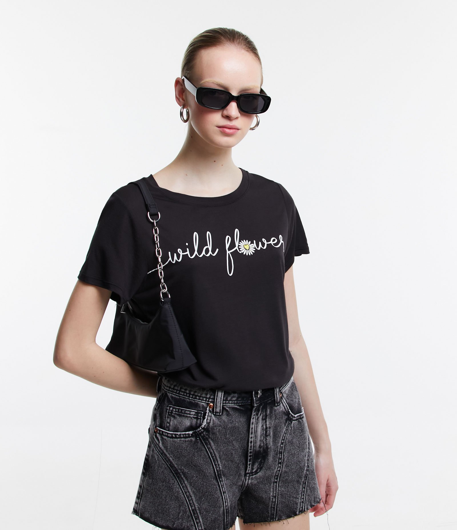 Camiseta Manga Curta em Meia Malha com Lettering Wild Flower Preto 1