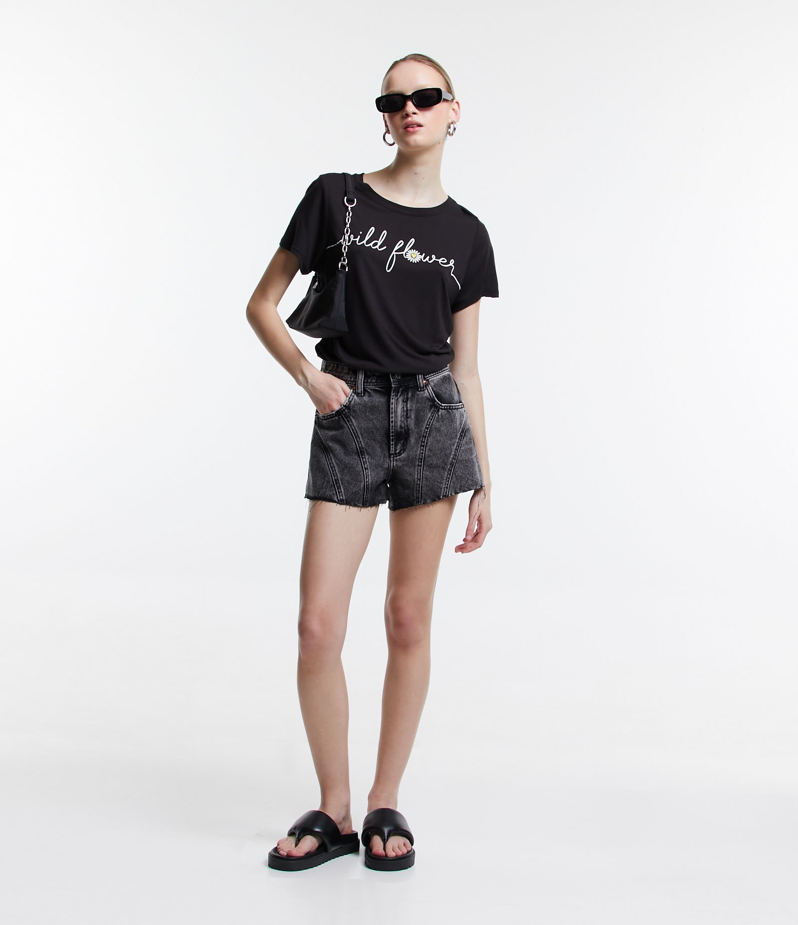 Camiseta Manga Curta em Meia Malha com Lettering Wild Flower Preto 2