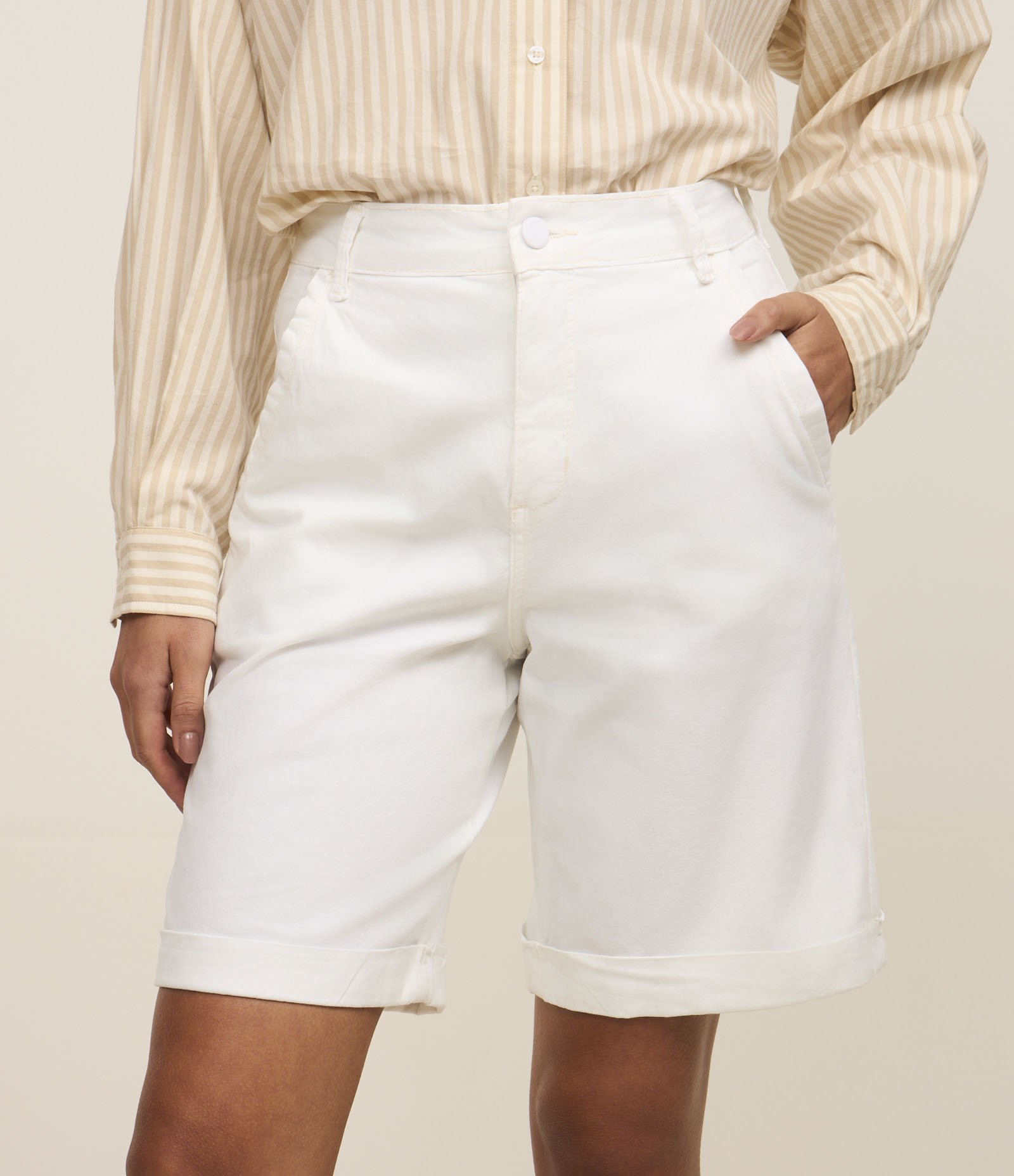 Bermuda Cintura Alta em Sarjas com Bolsos Branco 3