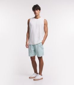 Bermuda de Passeio Texturizada com Cós Elástico e Recortes