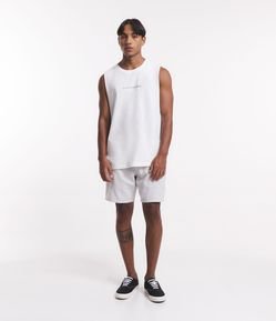 Bermuda de Passeio Texturizada com Cós Elástico e Recortes