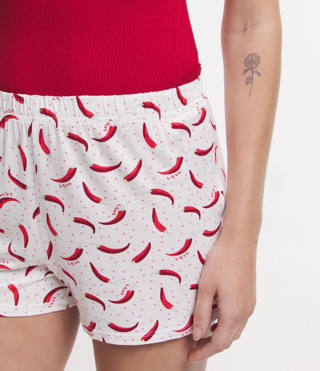 Pijama Short Doll Alcinha em Ribana com Decote Rendado e Estampa Pimentas Vermelho/ Branco 4