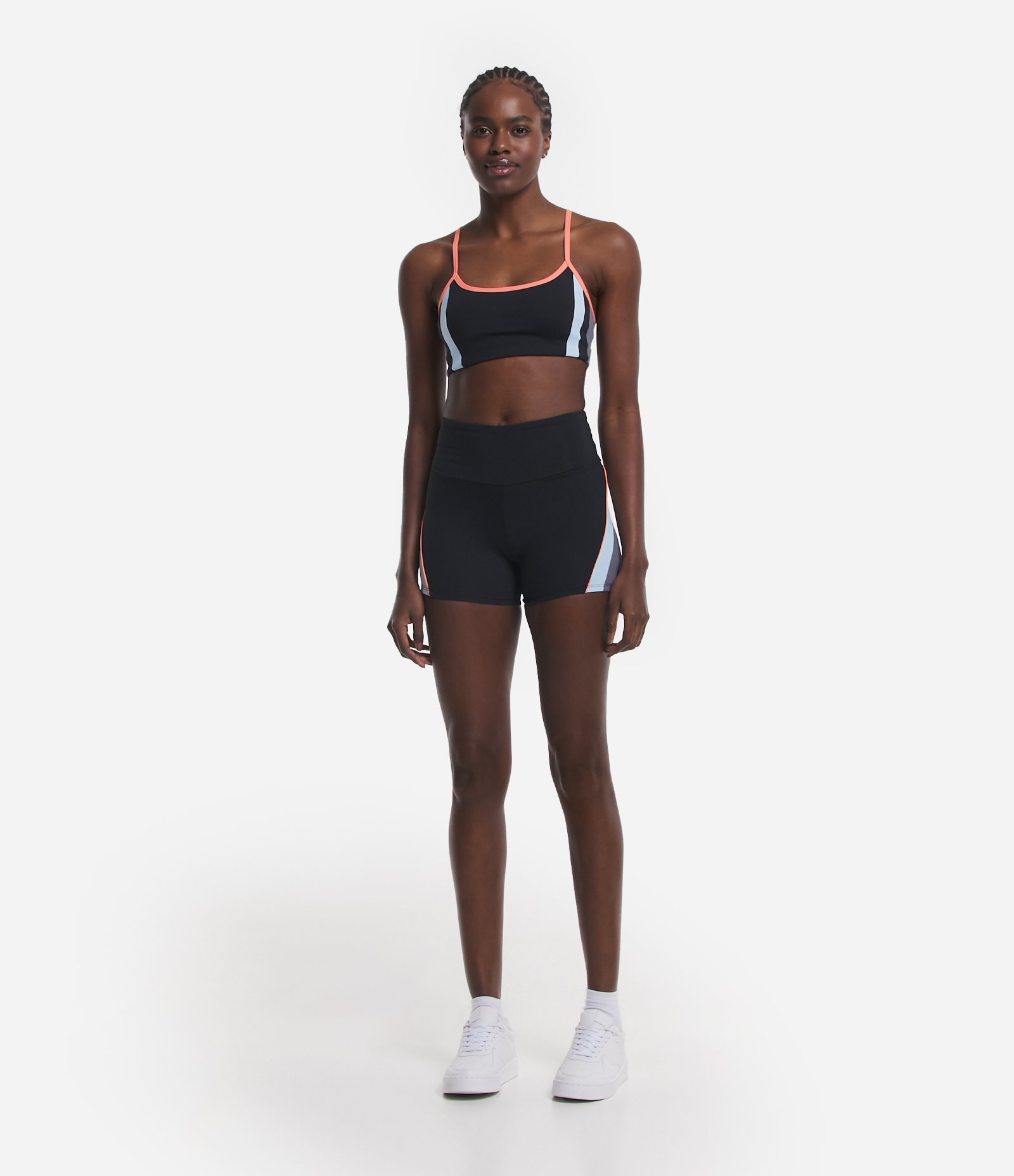 Bermuda Esportiva Crossfiteira em Poliamida Recortes Laterais e Bolso Preto 1