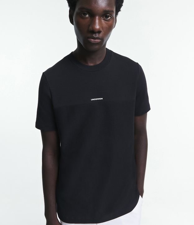 Camiseta Slim em Moletinho com Lettering Uncommon e Textura Preto 5
