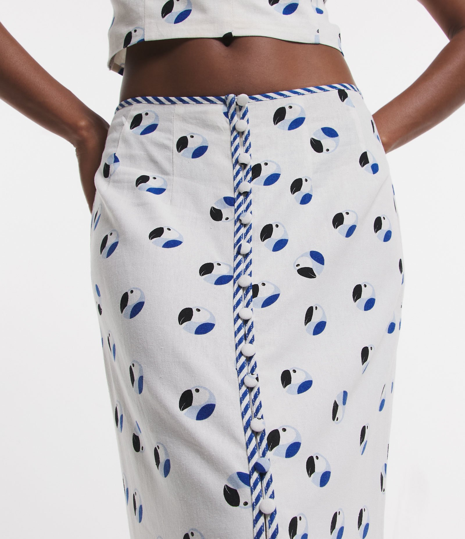 Saia New Midi em Linho Reta com Botões e Estampa de Araras Off White 5