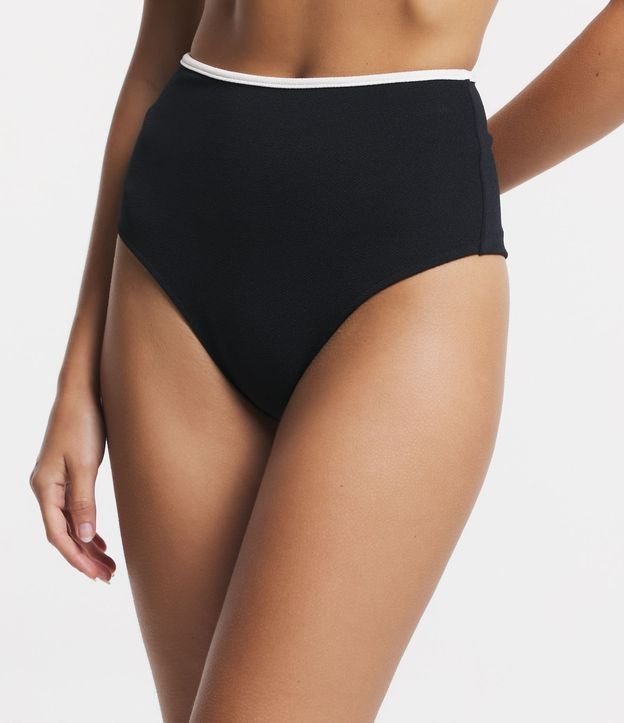 Biquíni Calcinha Hot Pants Texturizado com Viés Contrastante Preto 3