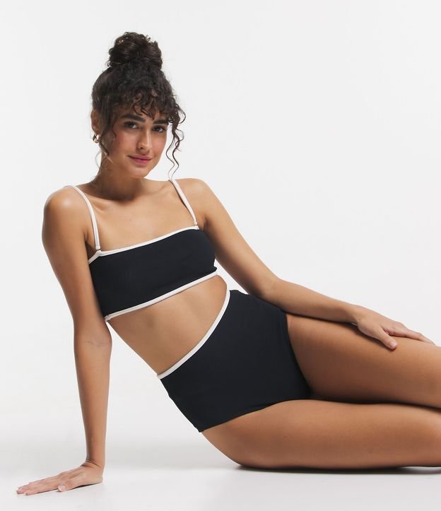 Biquíni Calcinha Hot Pants Texturizado com Viés Contrastante Preto 4