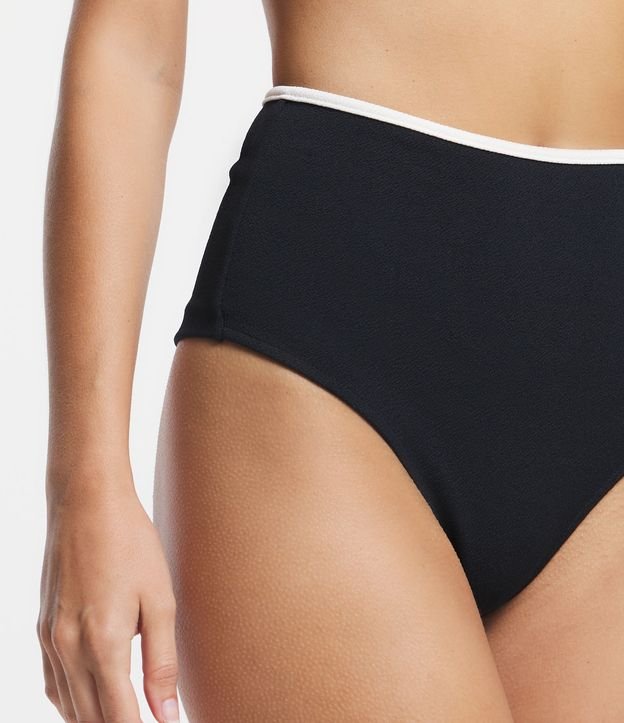 Biquíni Calcinha Hot Pants Texturizado com Viés Contrastante Preto 6