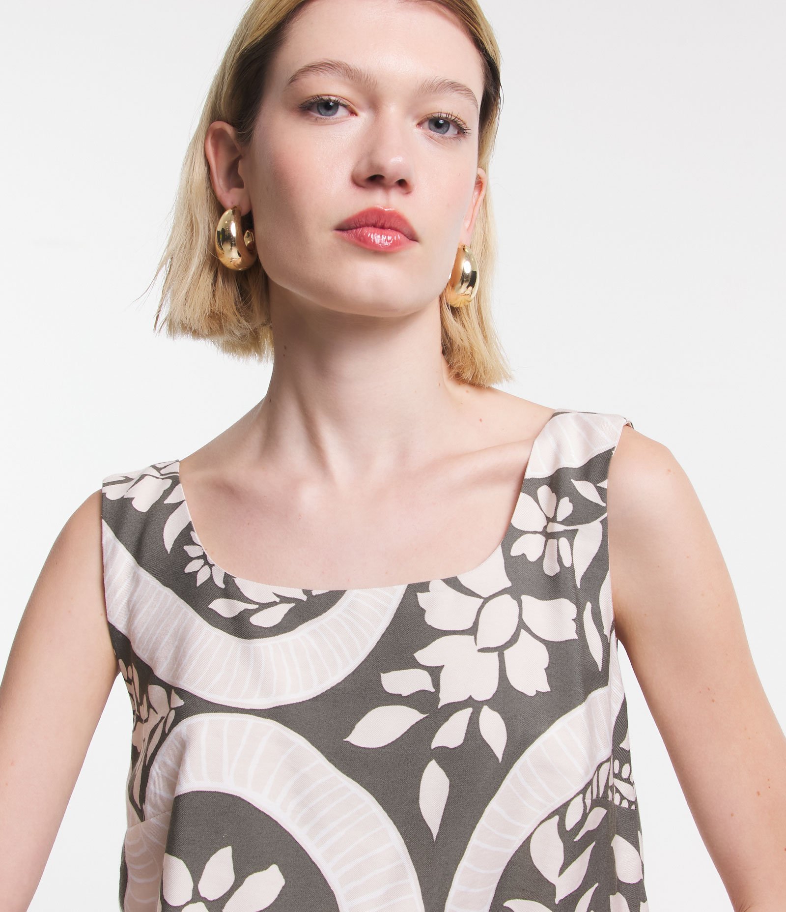 Blusa Sem Manga em Viscose com Flores Figurativas Estampadas Bege/Verde Militar 3