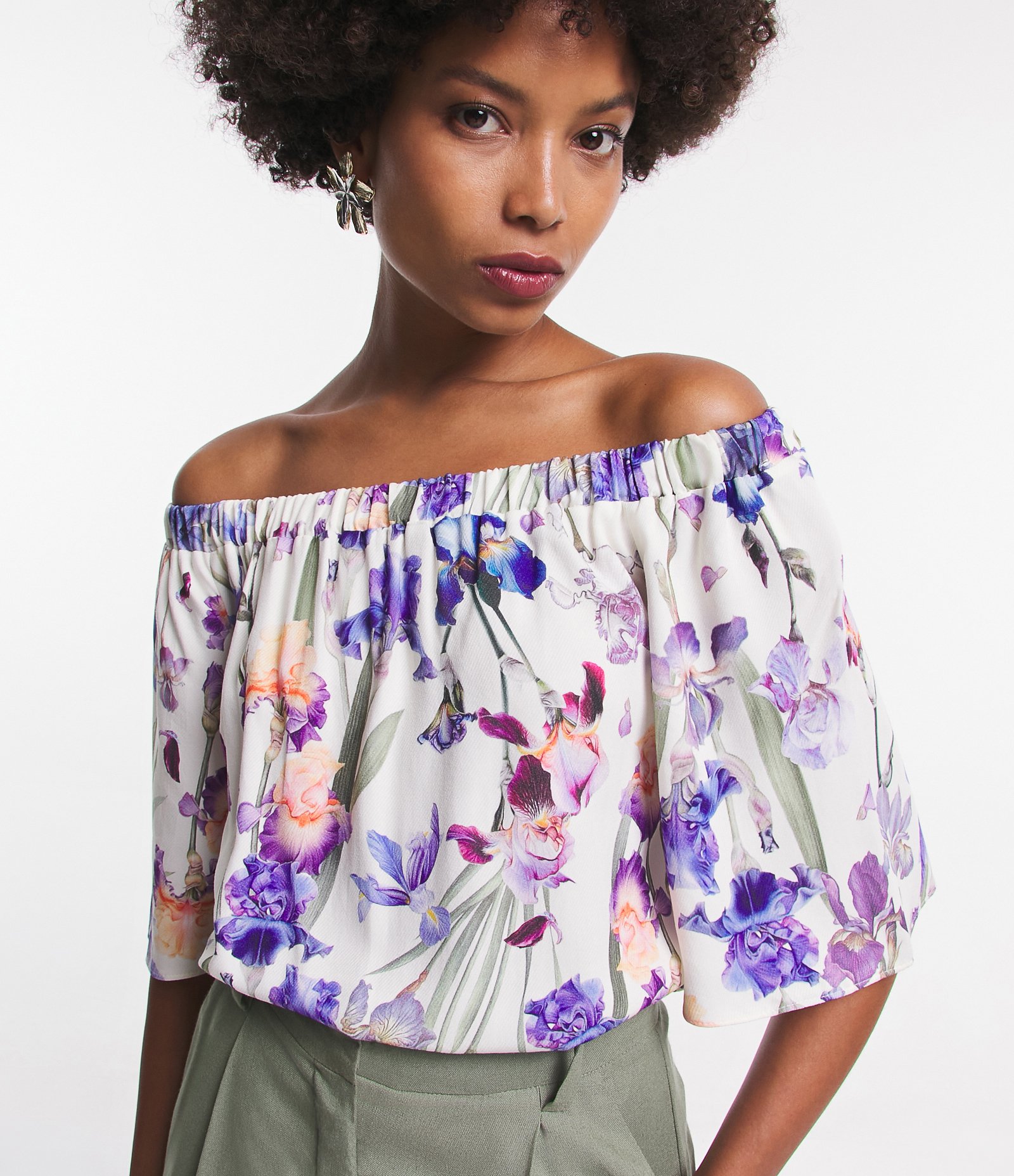 Blusa Manga Curta Ombro a Ombro em Viscose com Flores Estampadas Off White 1