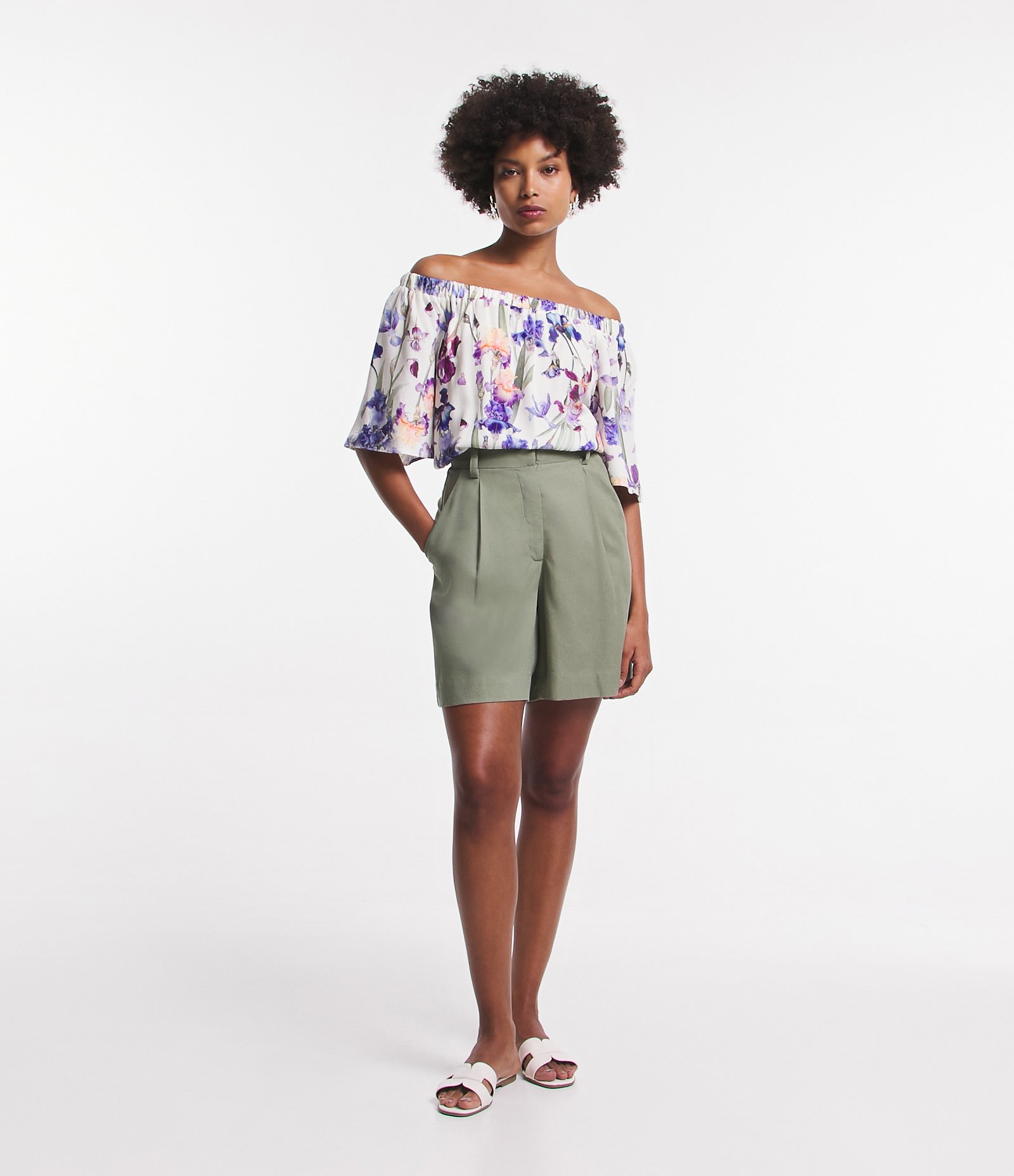 Blusa Manga Curta Ombro a Ombro em Viscose com Flores Estampadas Off White 2