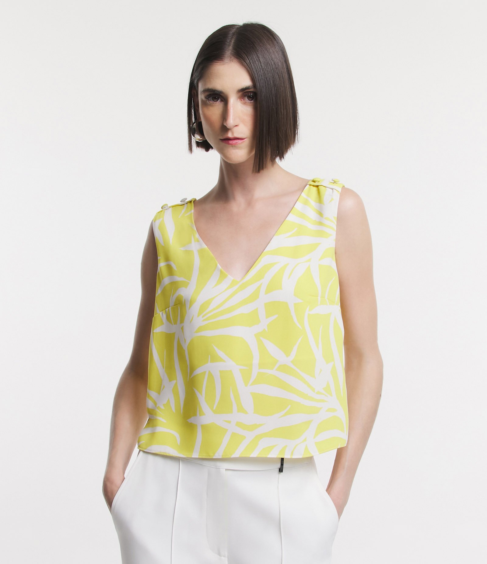 Blusa Sem Manga em Crepe Botões no Ombro e Folhagens Estampadas Amarelo 1