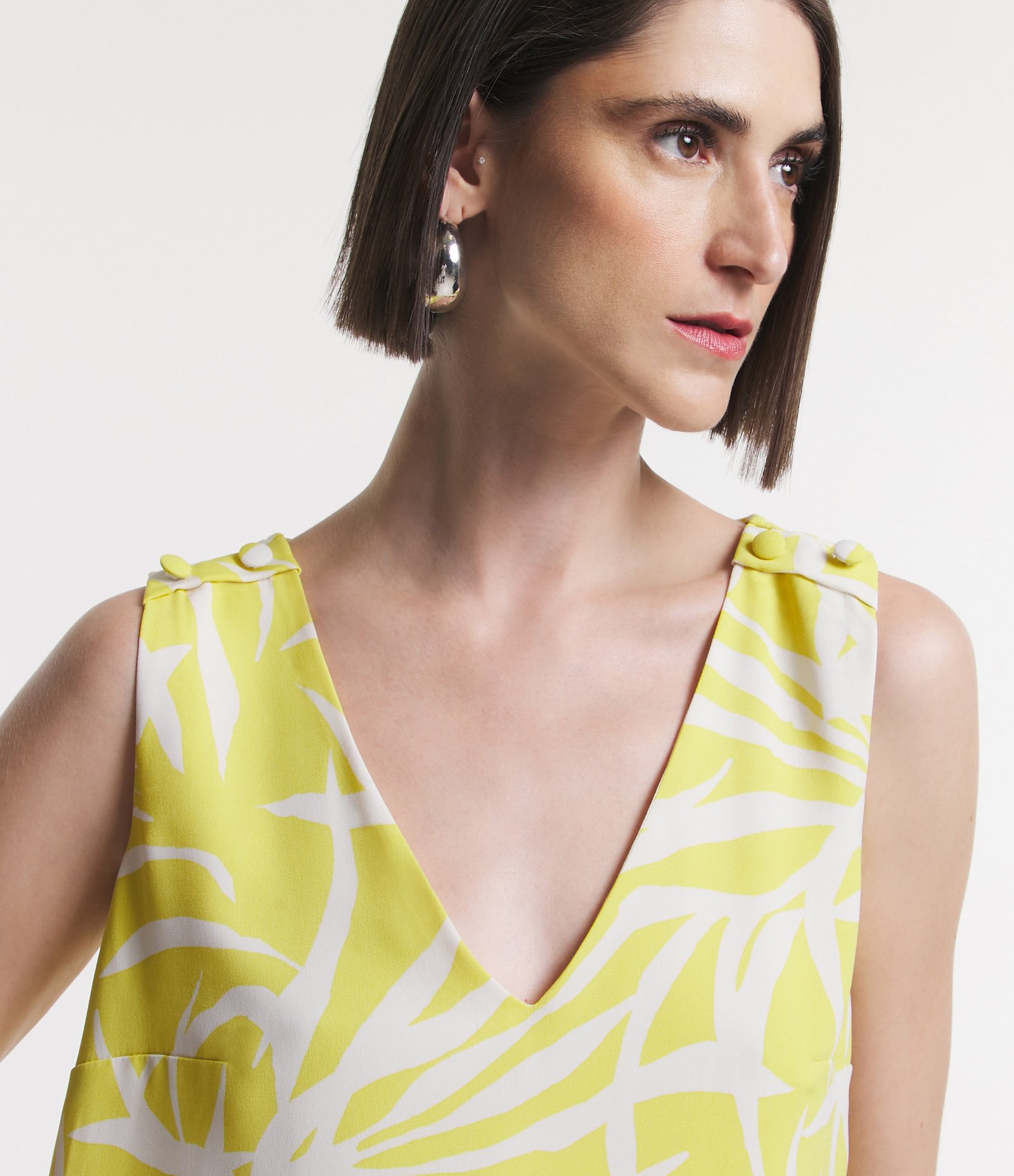 Blusa Sem Manga em Crepe Botões no Ombro e Folhagens Estampadas Amarelo 4
