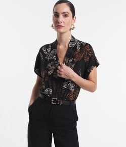 Blusa Manga Curta em Viscose com Folhagens Estampadas