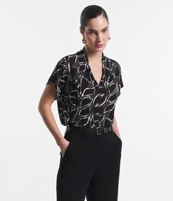 Blusa Manga Curta em Viscose com Folhagens Estampadas