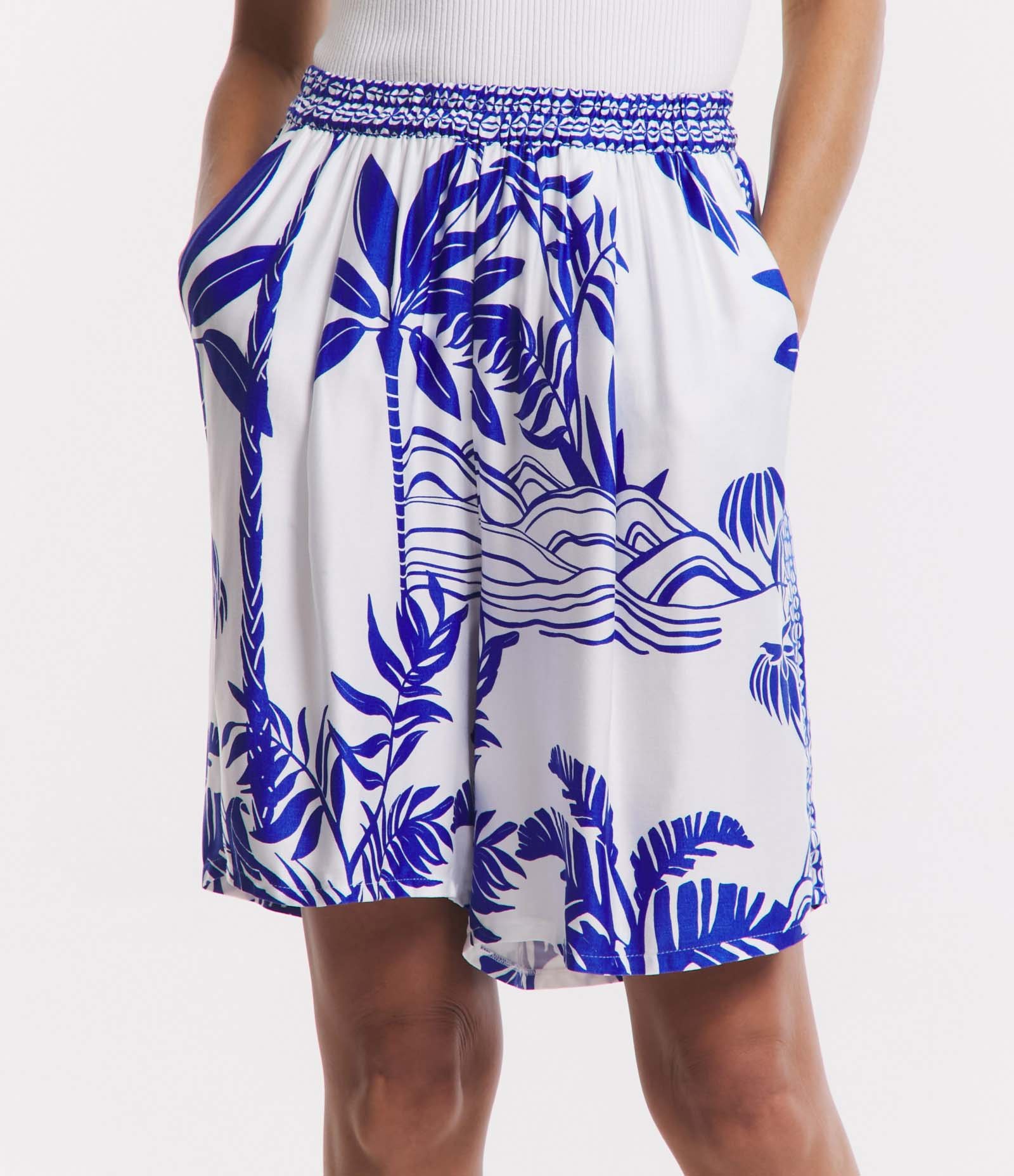 Short Cintura Média em Viscose com Folhagens de Coqueiros Estampados Off White/Azul 2
