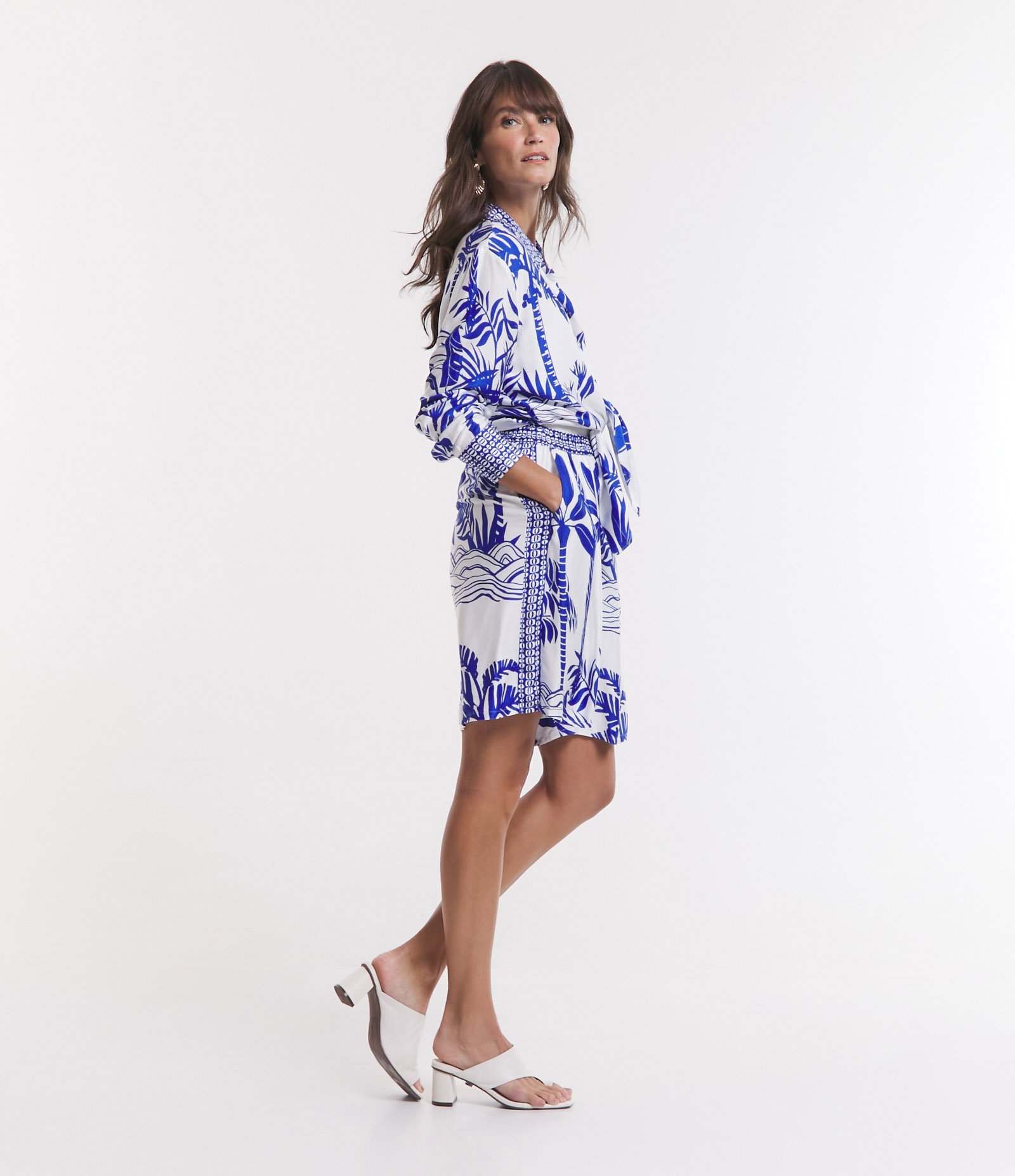Short Cintura Média em Viscose com Folhagens de Coqueiros Estampados Off White/Azul 4