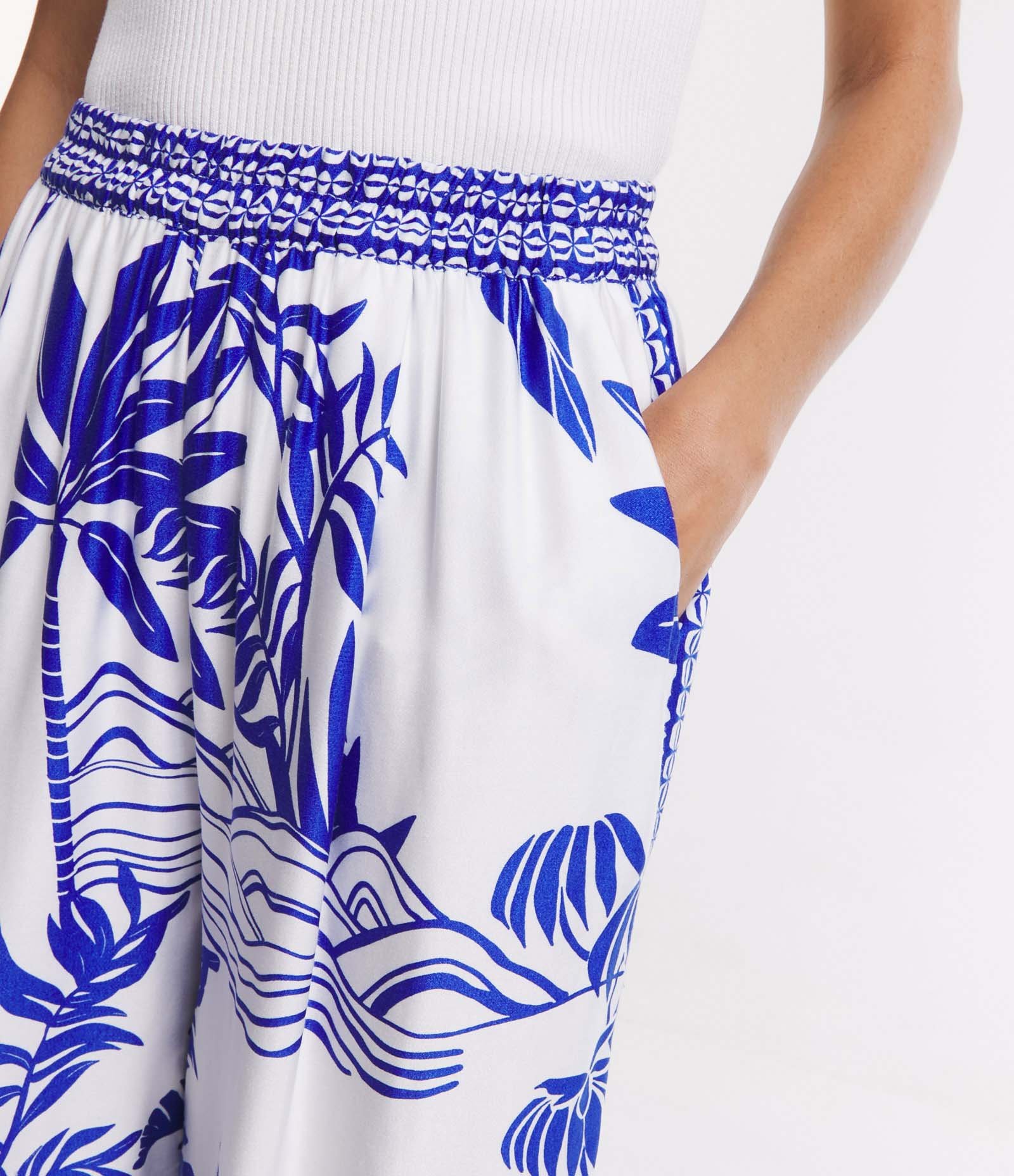 Short Cintura Média em Viscose com Folhagens de Coqueiros Estampados Off White/Azul 5