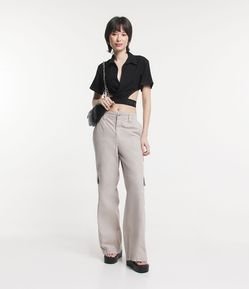 Calça Wide Leg em Sarja com Cintura Baixa e Bolso Cargo