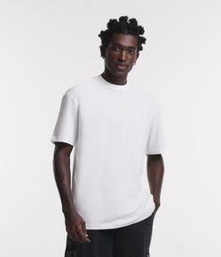 Camiseta Relaxed em Algodão com Gola Média e Friso Contrastante