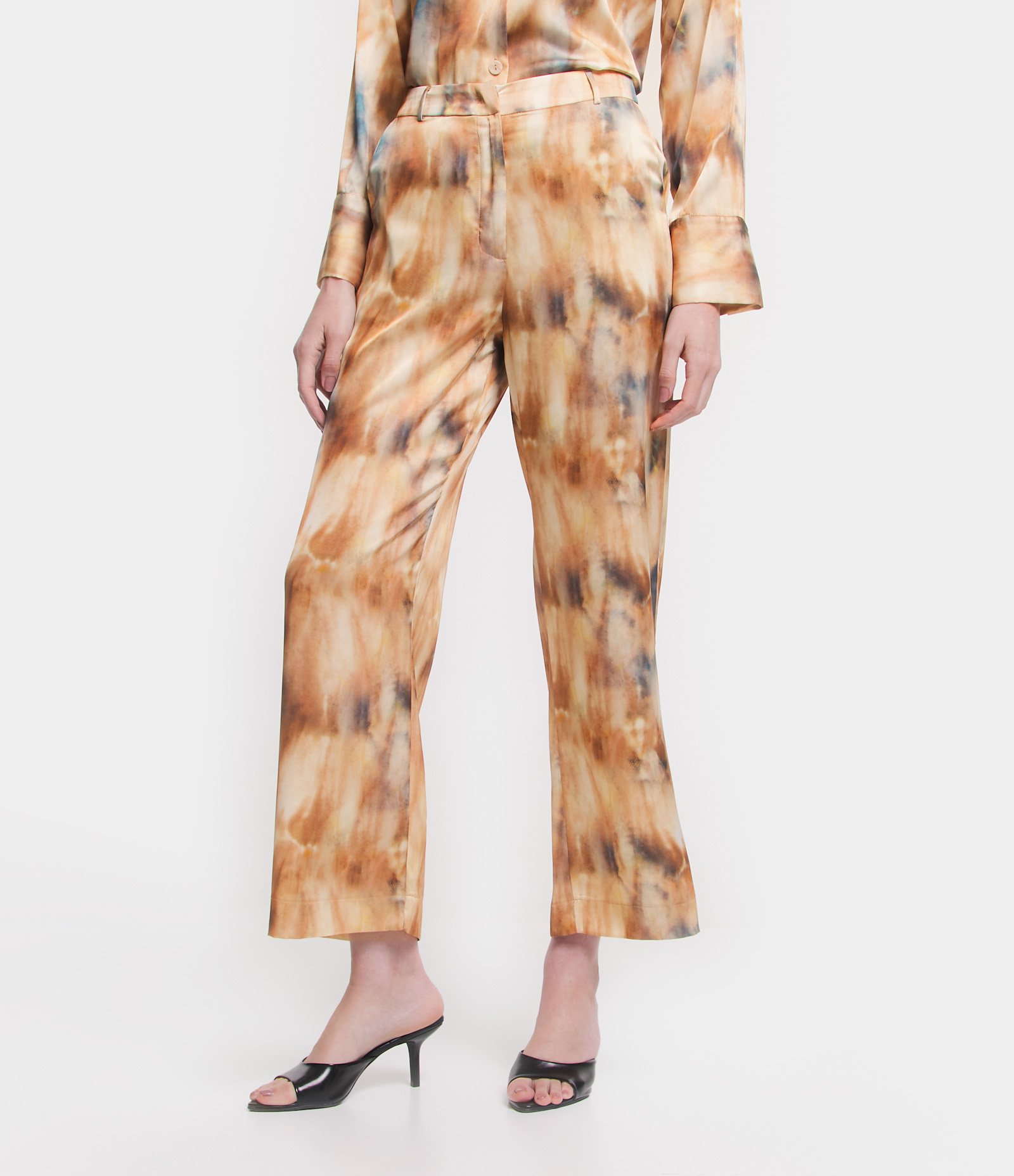 Calça Reta Acetinada com Cintura Alta e Estampa Abstrata Tie Dye Bege 2