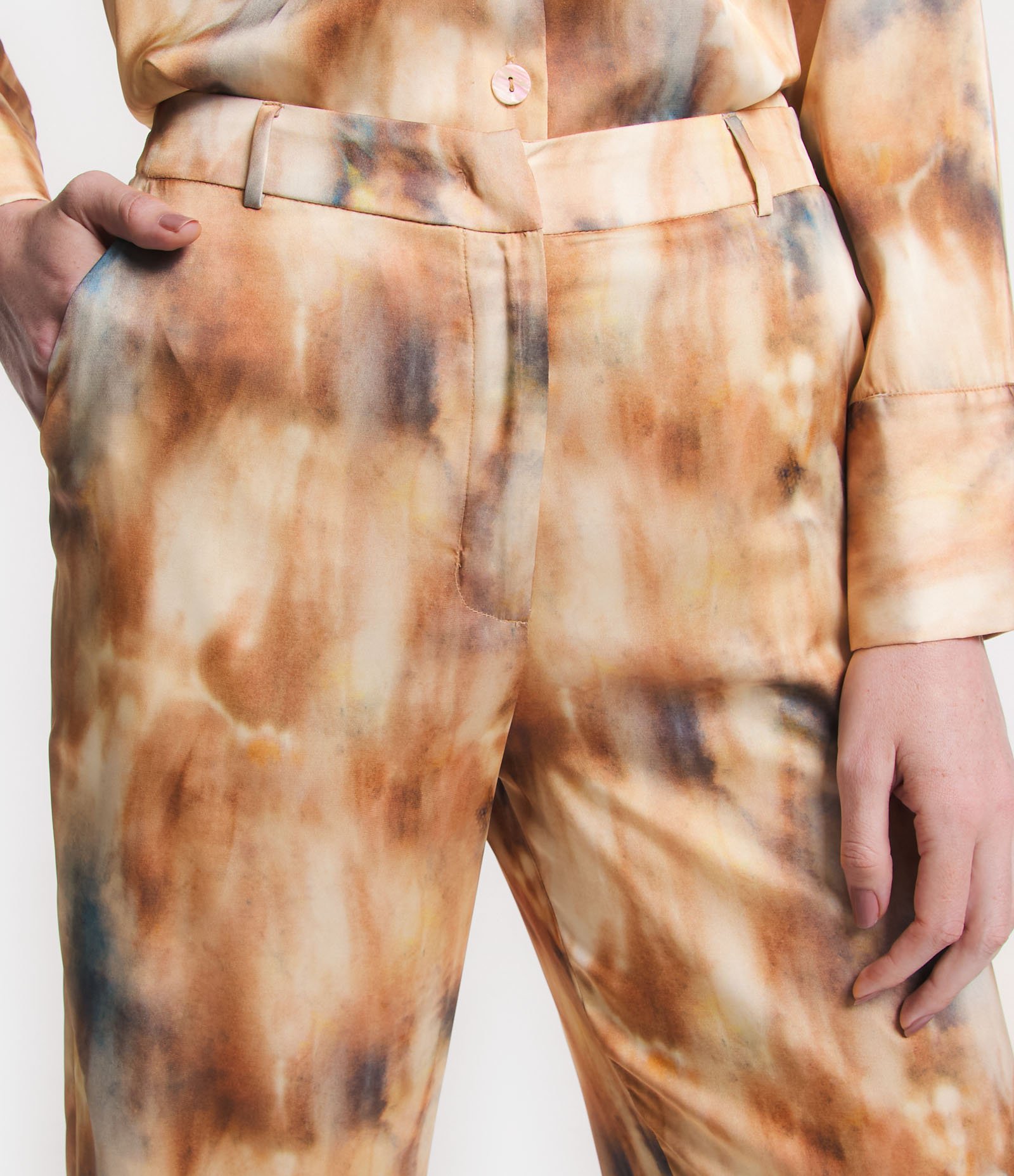 Calça Reta Acetinada com Cintura Alta e Estampa Abstrata Tie Dye Bege 3