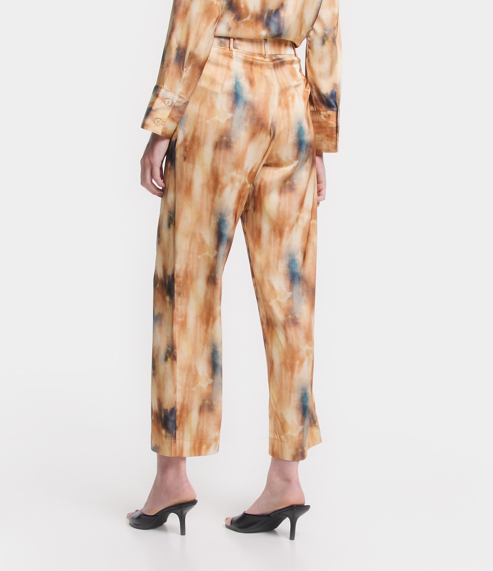 Calça Reta Acetinada com Cintura Alta e Estampa Abstrata Tie Dye Bege 4