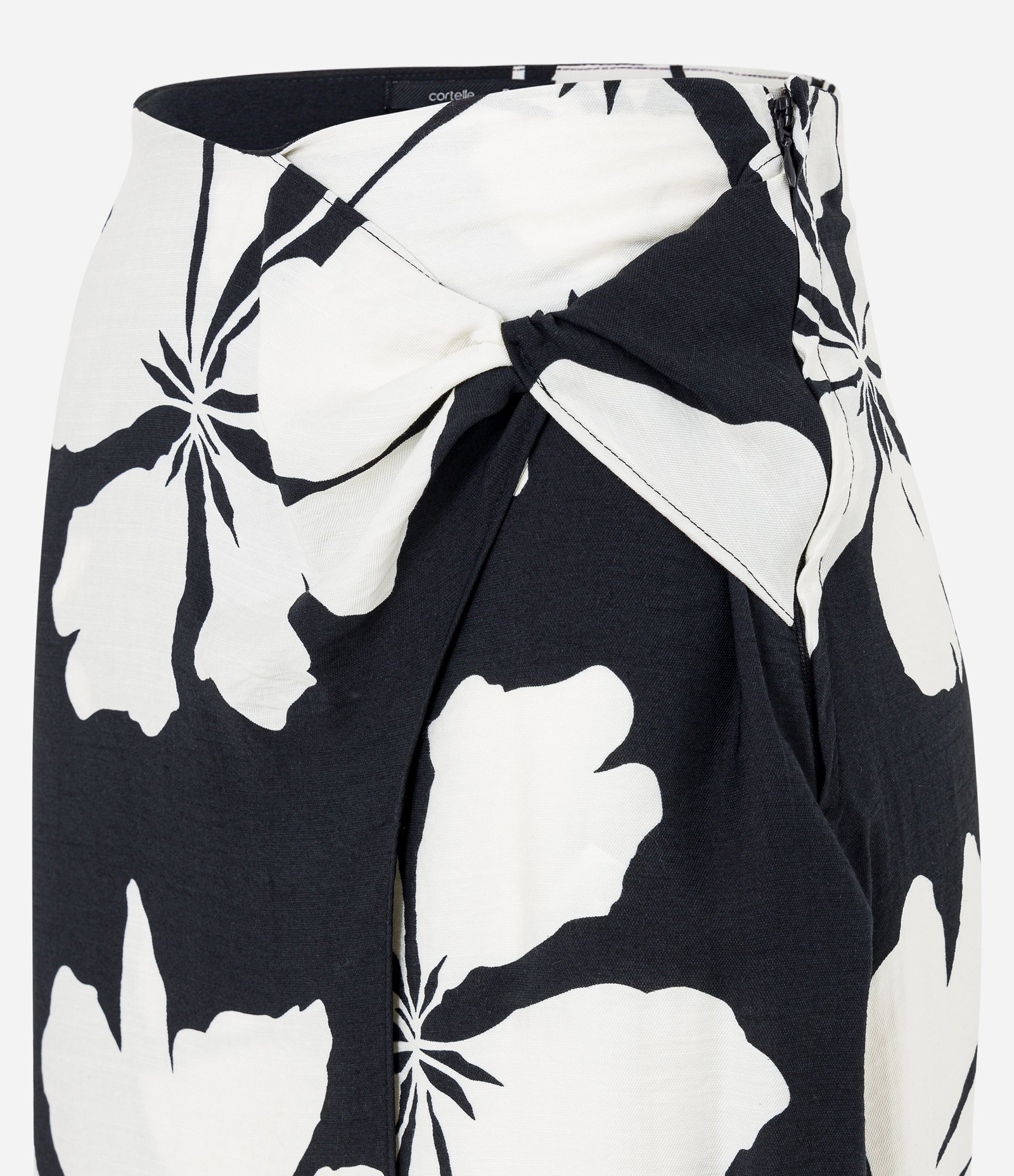 Saia Longa em Viscose com Transpasse e Flores Estampadas Preto 6