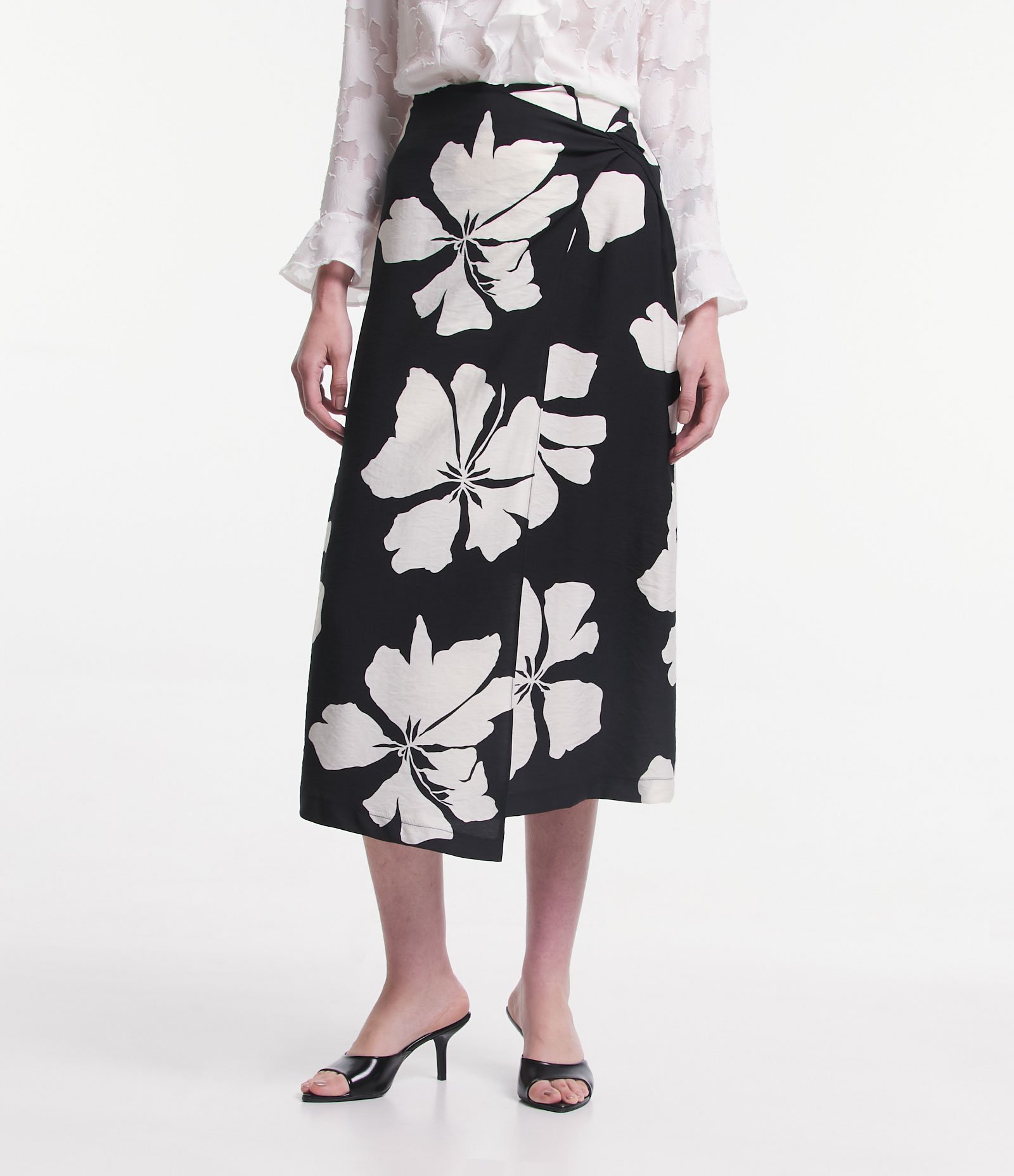 Saia Longa em Viscose com Transpasse e Flores Estampadas Preto 2