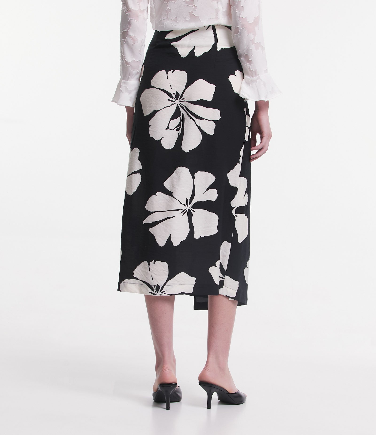 Saia Longa em Viscose com Transpasse e Flores Estampadas Preto 3