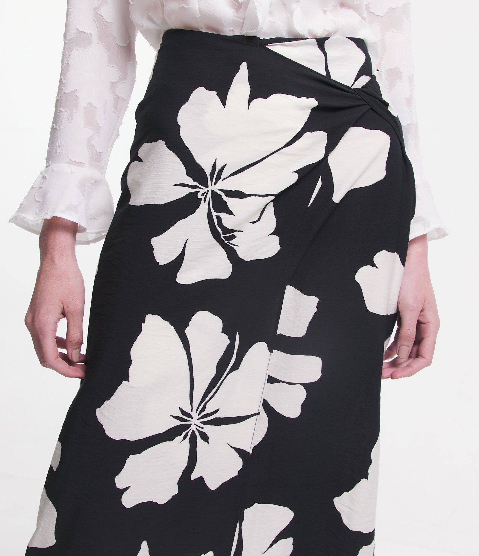 Saia Longa em Viscose com Transpasse e Flores Estampadas Preto 4