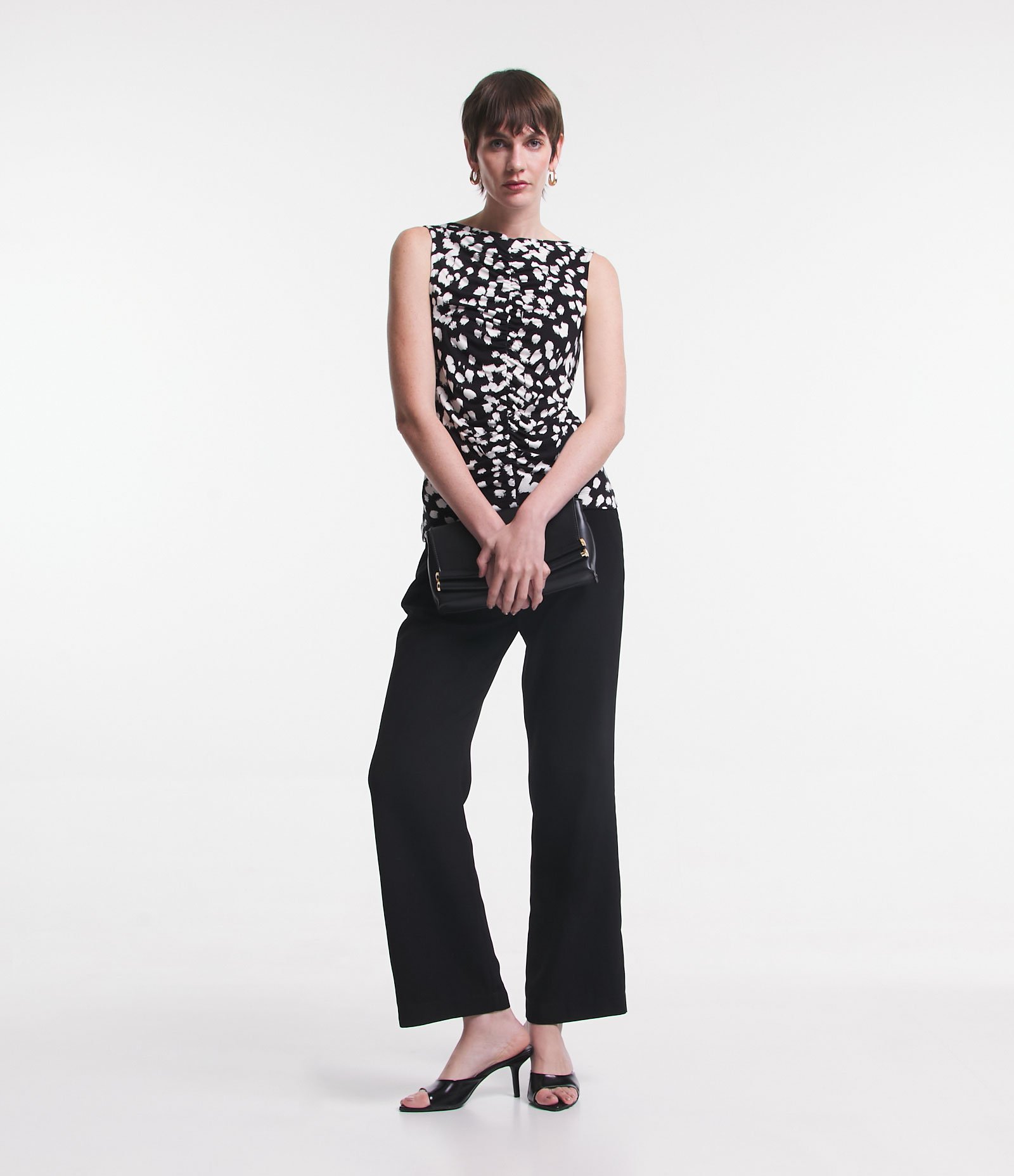 Blusa Sem Manga em Viscose com Franzido e Pintas Estampadas Preto 2