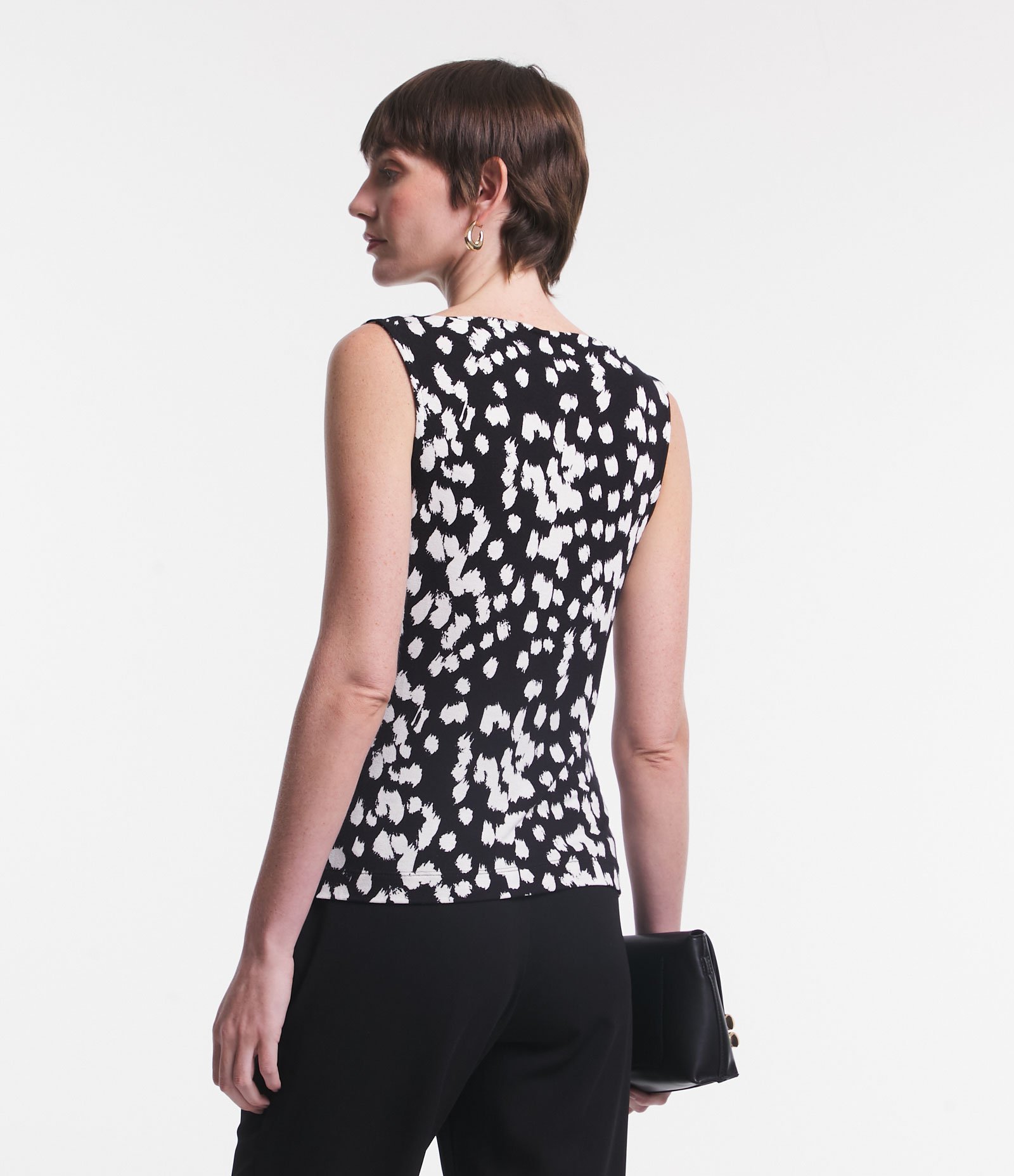 Blusa Sem Manga em Viscose com Franzido e Pintas Estampadas Preto 3